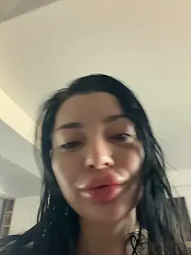 Snapshot of Mia_Splash chatting on April 6, 7:20 am Mia Splash online show from April 6, 7:20 am