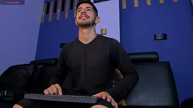 Snapshot of AlejandroStormm chatting on October 6, 9:45 pm AlejandroStormm online show from October 6, 9:45 pm