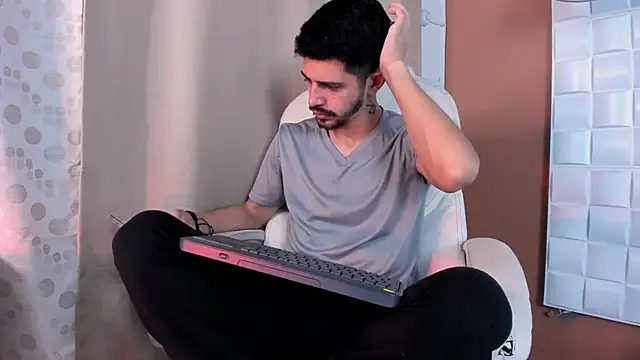 Snapshot of AlejandroStormm chatting on October 15, 9:15 pm AlejandroStormm online show from October 15, 9:15 pm