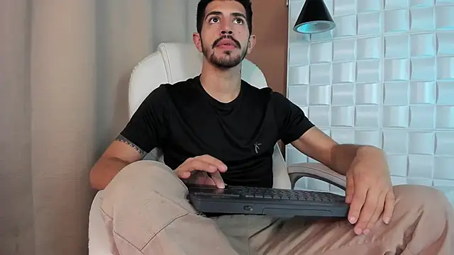 Snapshot of AlejandroStormm chatting on October 17, 8:33 pm AlejandroStormm online show from October 17, 8:33 pm