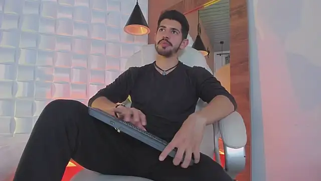 Snapshot of AlejandroStormm chatting on October 20, 9:04 pm AlejandroStormm online show from October 20, 9:04 pm