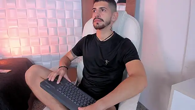 Snapshot of AlejandroStormm chatting on October 26, 2:50 am AlejandroStormm online show from October 26, 2:50 am