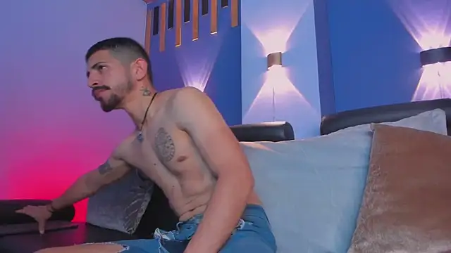 Snapshot of AlejandroStormm chatting on October 31, 7:26 pm AlejandroStormm online show from October 31, 7:26 pm