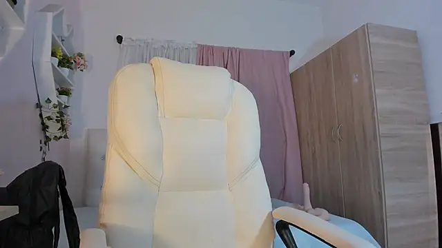 Snapshot of Emma_lorense22 chatting on October 15, 6:52 pm Emma lorense22 online show from October 15, 6:52 pm