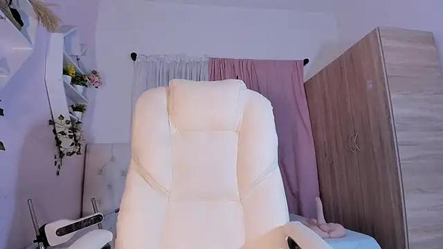 Snapshot of Emma_lorense22 chatting on October 23, 7:23 pm Emma lorense22 online show from October 23, 7:23 pm