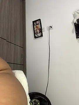 Snapshot of Leah_yuah_ chatting on March 8, 1:25 pm Leah yuah online show from March 8, 1:25 pm