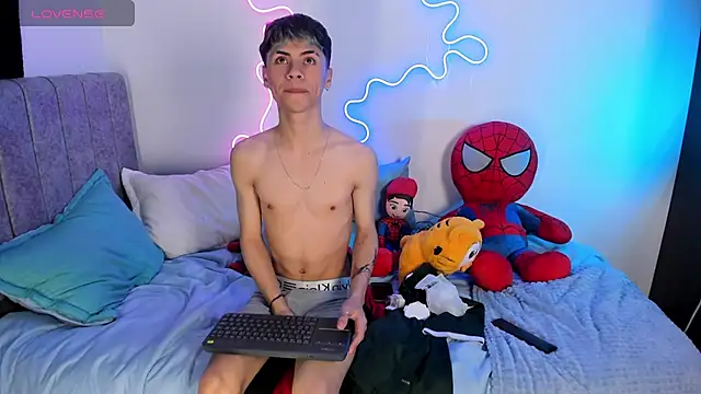 Snapshot of callum_77 chatting on September 13, 2:06 pm callum 77 online show from September 13, 2:06 pm