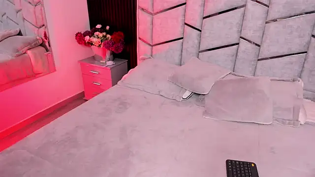 Ibbiebennett online show from September 12, 3:39 am