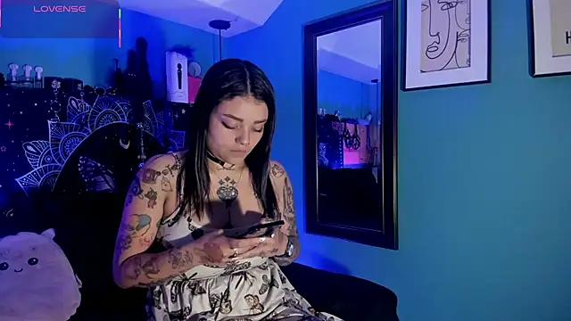 ChloeAllennn online show from May 6, 12:30 am