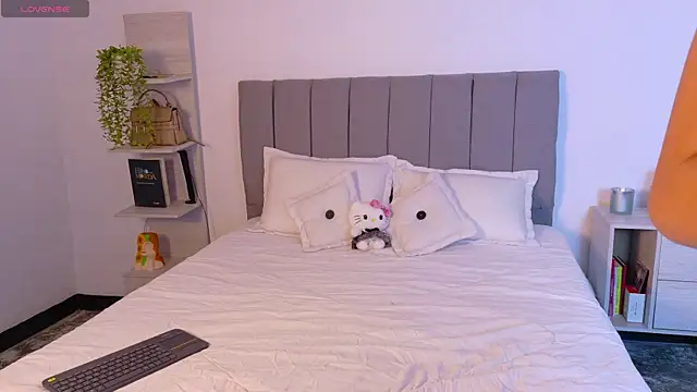 Snapshot of zarahCute chatting on November 22, 11:59 pm zarahCute online show from November 22, 11:59 pm