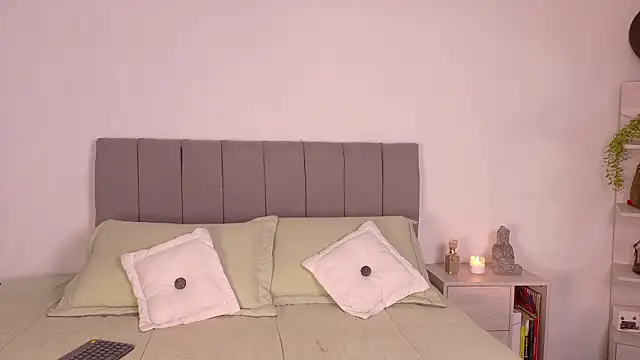 Snapshot of zarahCute chatting on February 14, 6:32 am zarahCute online show from February 14, 6:32 am