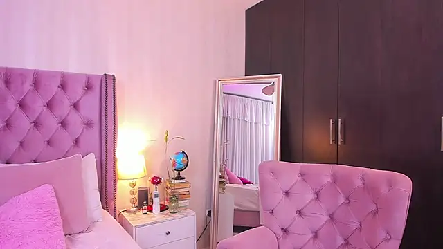 Snapshot of natashaleightt chatting on March 6, 2:51 am natashaleightt online show from March 6, 2:51 am