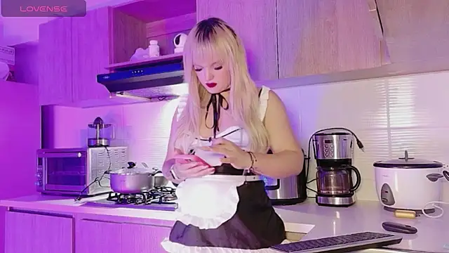 Snapshot of ScarletThompsonx chatting on April 10, 4:50 am ScarletThompsonx online show from April 10, 4:50 am