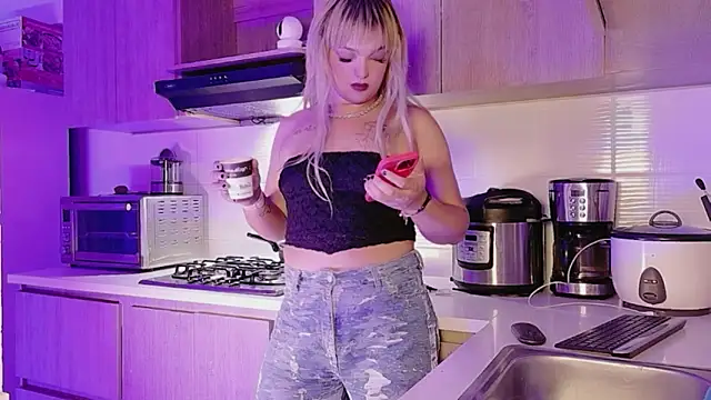 Snapshot of ScarletThompsonx chatting on April 30, 4:19 am ScarletThompsonx online show from April 30, 4:19 am