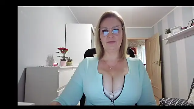 Snapshot of DianaLive chatting on December 19, 9:05 am DianaLive online show from December 19, 9:05 am