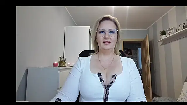 Snapshot of DianaLive chatting on February 17, 7:05 am DianaLive online show from February 17, 7:05 am