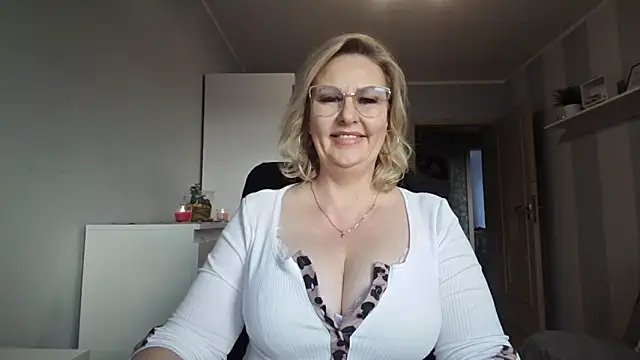 Snapshot of DianaLive chatting on February 25, 7:29 am DianaLive online show from February 25, 7:29 am