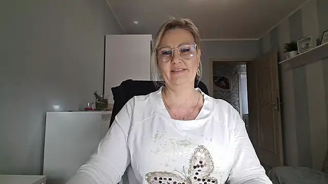 Snapshot of DianaLive chatting on March 2, 10:33 am DianaLive online show from March 2, 10:33 am