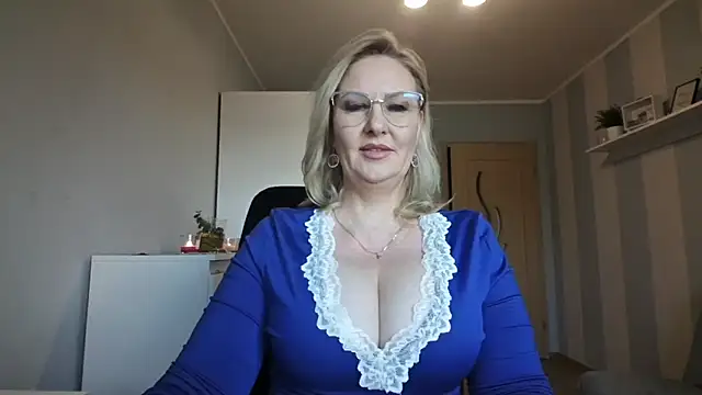 Snapshot of DianaLive chatting on March 3, 7:25 am DianaLive online show from March 3, 7:25 am