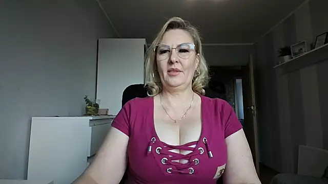 Snapshot of DianaLive chatting on March 10, 7:35 am DianaLive online show from March 10, 7:35 am