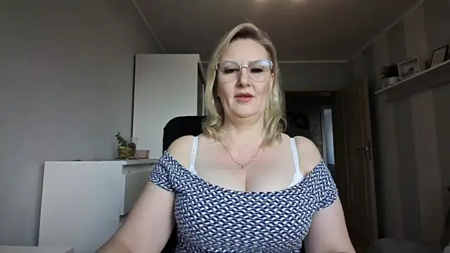 Snapshot of DianaLive chatting on March 11, 7:14 am DianaLive online show from March 11, 7:14 am