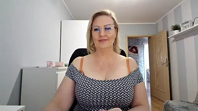 Snapshot of DianaLive chatting on March 28, 11:43 am DianaLive online show from March 28, 11:43 am