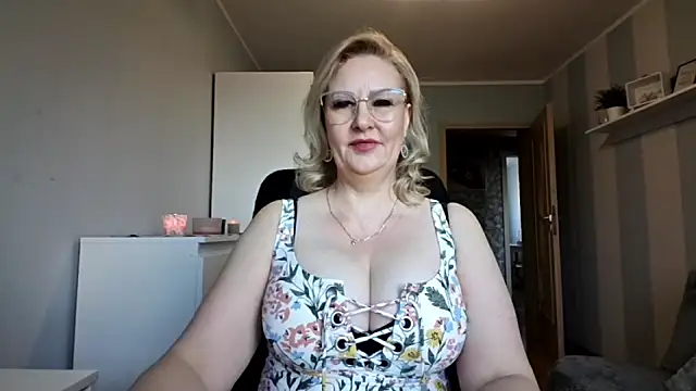 Snapshot of DianaLive chatting on April 1, 6:14 am DianaLive online show from April 1, 6:14 am