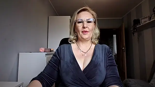 Snapshot of DianaLive chatting on April 7, 6:25 am DianaLive online show from April 7, 6:25 am