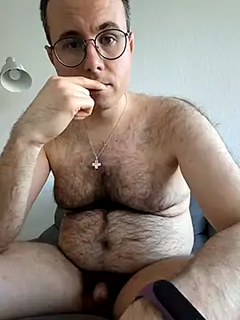 Snapshot of Simonudist chatting on March 18, 4:32 pm Simonudist online show from March 18, 4:32 pm