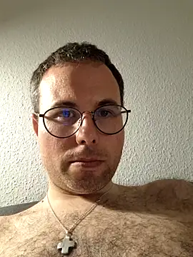 Snapshot of Simonudist chatting on April 12, 7:19 pm Simonudist online show from April 12, 7:19 pm