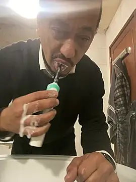 Snapshot of rogerdik76 chatting on January 14, 6:30 am rogerdik76 online show from January 14, 6:30 am