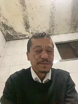 Snapshot of rogerdik76 chatting on March 4, 5:57 am rogerdik76 online show from March 4, 5:57 am