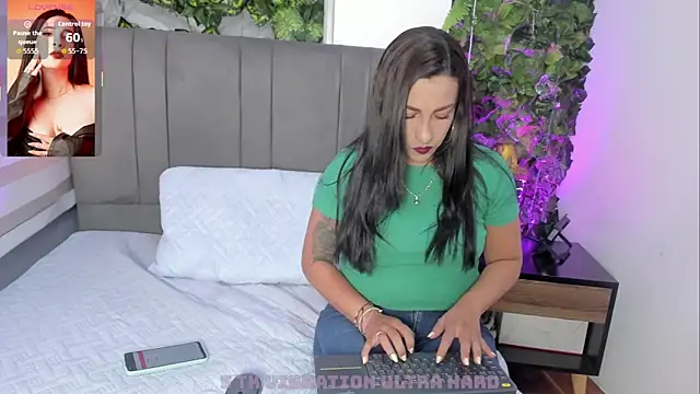 Snapshot of Bella_williamss_ chatting on October 7, 8:17 pm Bella williamss online show from October 7, 8:17 pm