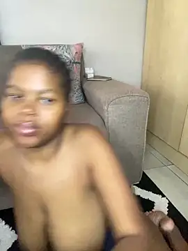 Snapshot of _DollFace_ chatting on February 18, 4:25 pm DollFace online show from February 18, 4:25 pm