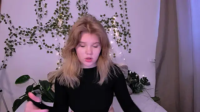 LaseyMoon online show from March 20, 4:18 am