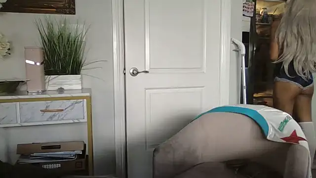 Snapshot of princesskimamii chatting on September 27, 11:32 pm princesskimamii online show from September 27, 11:32 pm