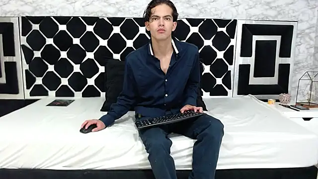 Snapshot of Maximoherrera_16 chatting on February 27, 3:47 am Maximoherrera 16 online show from February 27, 3:47 am