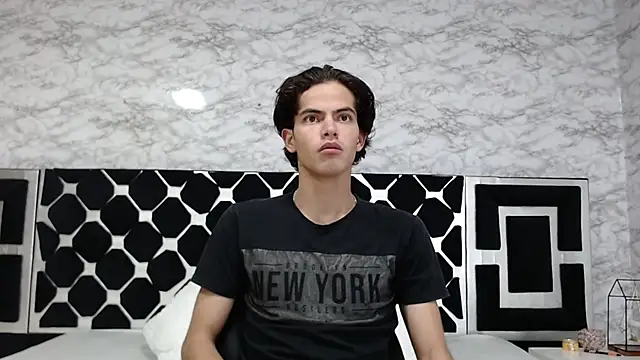 Snapshot of Maximoherrera_16 chatting on March 1, 3:32 am Maximoherrera 16 online show from March 1, 3:32 am