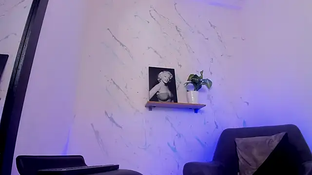Snapshot of mely_maxyn chatting on March 13, 7:28 pm mely maxyn online show from March 13, 7:28 pm