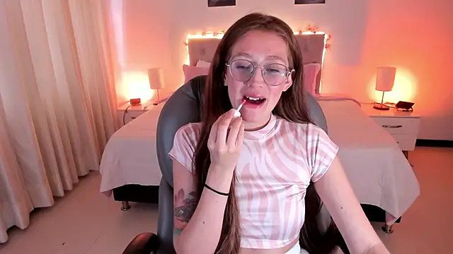 Emily Warren  online show from October 7, 7:33 pm