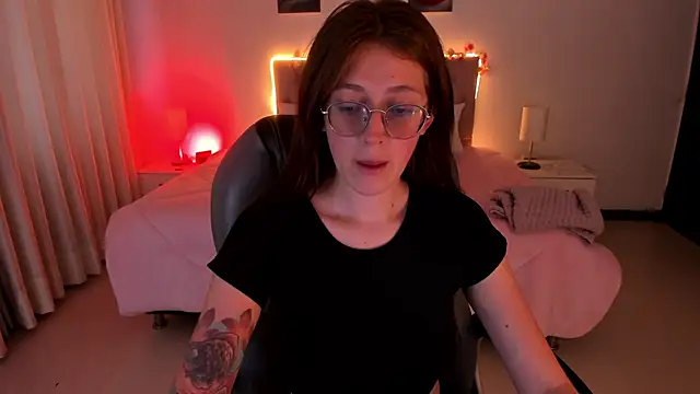 Emily Warren  online show from November 10, 7:46 pm