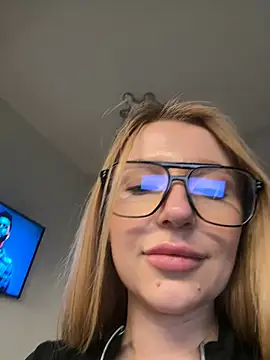 Snapshot of EvaBrooklyn chatting on February 28, 4:20 pm EvaBrooklyn online show from February 28, 4:20 pm