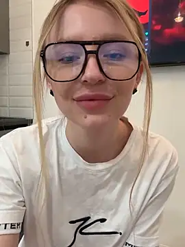 Snapshot of EvaBrooklyn chatting on March 1, 5:05 pm EvaBrooklyn online show from March 1, 5:05 pm