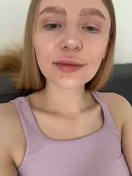 Snapshot of EvaBrooklyn chatting on March 4, 5:53 am EvaBrooklyn online show from March 4, 5:53 am