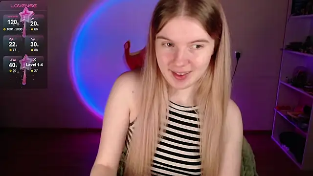 Snapshot of Strawberry_juli chatting on April 19, 1:32 pm Strawberry juli online show from April 19, 1:32 pm