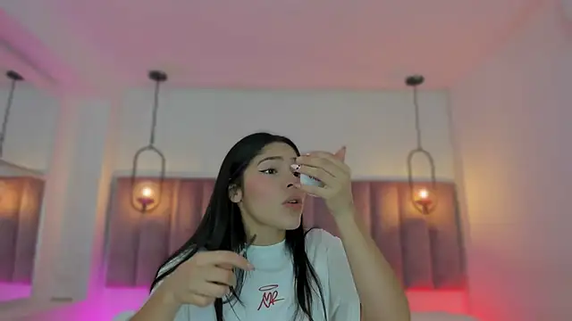 Snapshot of Haily_b chatting on December 14, 8:13 pm Haily b online show from December 14, 8:13 pm