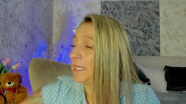 Liannaa  online show from October 8, 11:46 pm