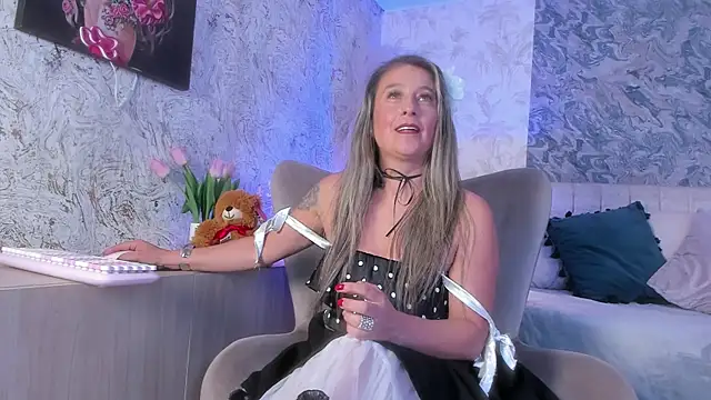 Liannaa  online show from November 11, 7:36 pm