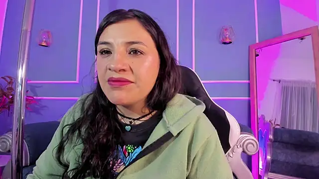 Snapshot of TaraTaylorr chatting on October 15, 2:22 am TaraTaylorr online show from October 15, 2:22 am