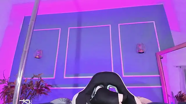 Snapshot of TaraTaylorr chatting on October 24, 2:41 am TaraTaylorr online show from October 24, 2:41 am